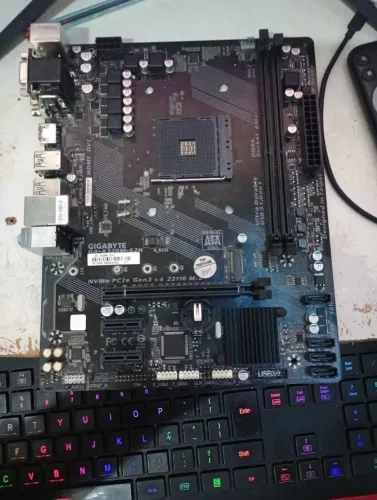 Placa mãe gigabyte Ga - a320m- sh2 defeito não ligar DDR4