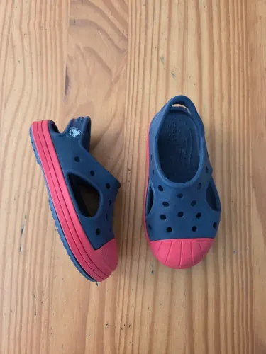 sandália crocs bump it azul e vermelho 25 - c7
