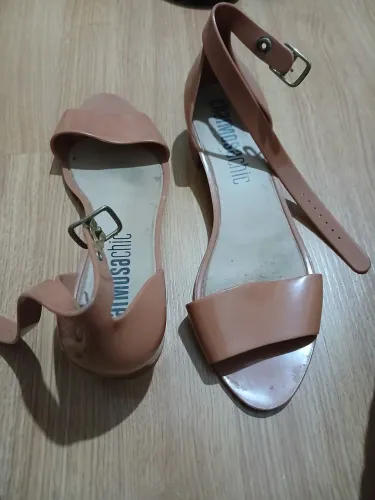 Sandália Feminina Nude Estilo Melissa com Salto Bloco Baixo