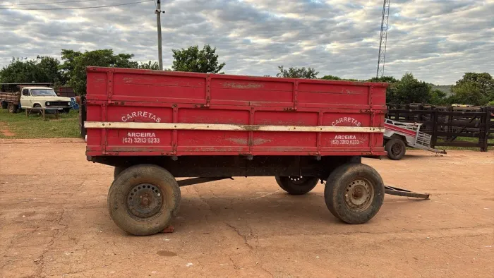 Carreta com graneleiro em bom estado de conservação 