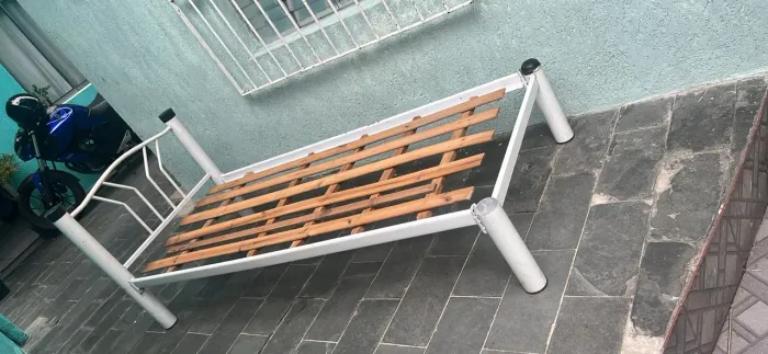 CAMA DE SOLTEIRO DE FERRO DESMONTÁVEL 
