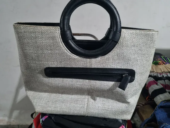 Bolsa de mão feminina.