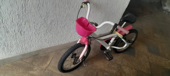 Bicicleta infantil cor-de-rosa Btwin + capacete de brinde