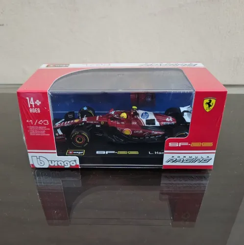 Miniatura Fórmula 1 Lewis Hamilton 1/43 - Ferrari SF-25 com capacete - Burago