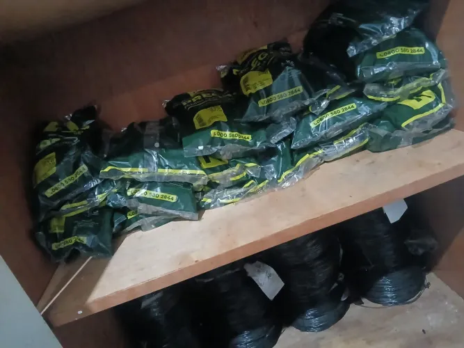 Pacote de prego e rolo de arame 10 cada