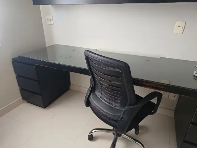 escrivaninha/bancada de trabalho em madeira, vendo por motivo de mudança.