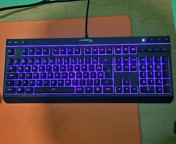 Teclado HyperX Aloy Core RGB e com Fio