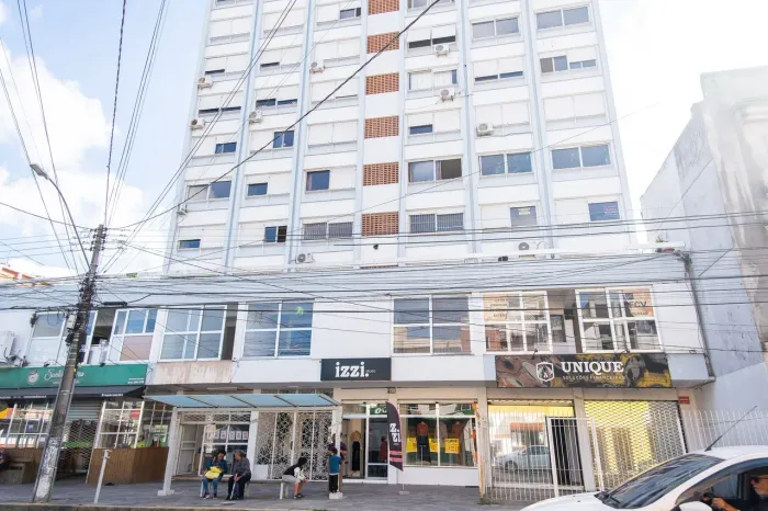 Apartamento à venda no Centro de Pelotas, 68 m², 1 dormitório, cozinha e área de serviço.