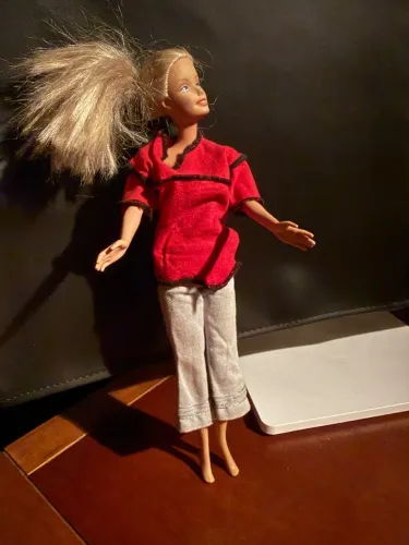Boneca Barbie antiga camisa vermelha calça