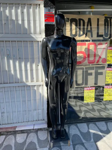 Manequim masculino preto