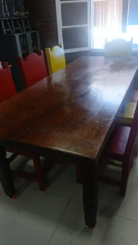Mesa maciça de madeira