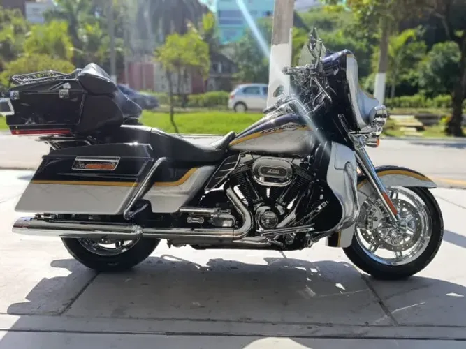 Harley-Davidson FLHTCU CVO Ultra Classic Electra Glide 2012