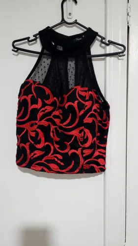 Blusa de festas bordada vermelha com tule preta