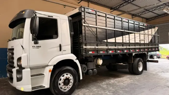 Caminhão volkswagen 17280 2014 boiadeiro 108.000km em Minas Gerais
