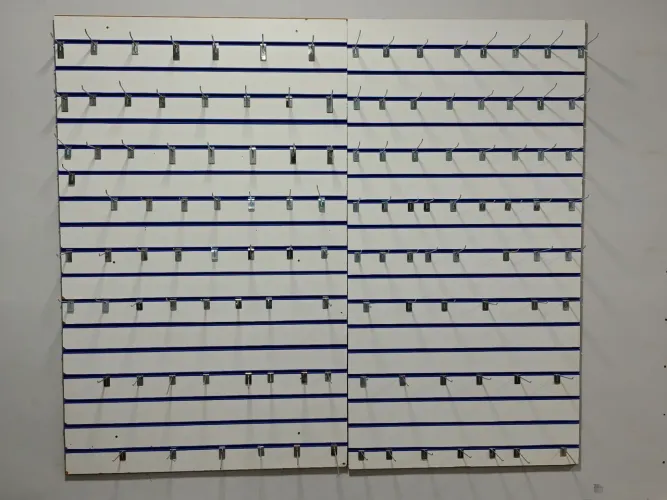 Painel canaletado com canaletas azul mais 64 ganchos