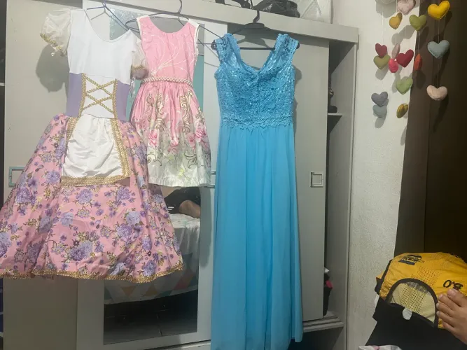 Vende se 03 vestidos em perfeito estado de uso valor de 200 reais contato *