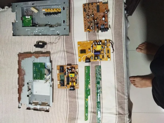 Lote completo peças de monitores AOC e Samsung e de receptor century.