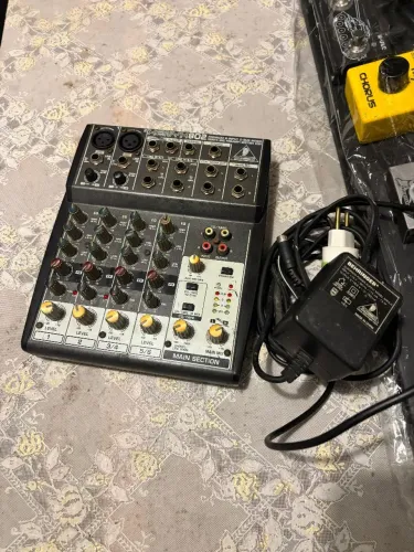 Mesa de Som Behringer Xenyx 802 6 canais com Phantom Power e EFX Externo