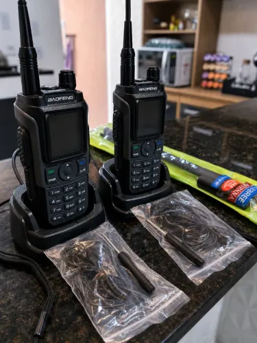 Kit 2 Rádios Comunicadores Baofeng BF-21 Novos Completo + Fones