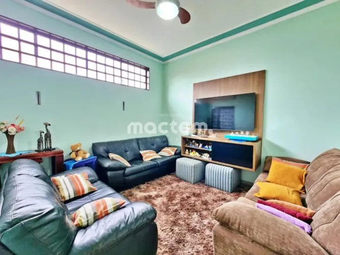 Casa Ampla com 3 Quartos à Venda no Bairro Vila Virgínia