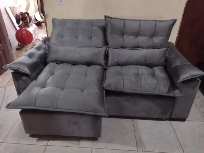 Sofá retrátil e reclinável com pillow de fibra siliconada