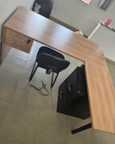 Mesa escritório com cadeira e gaveteiro 