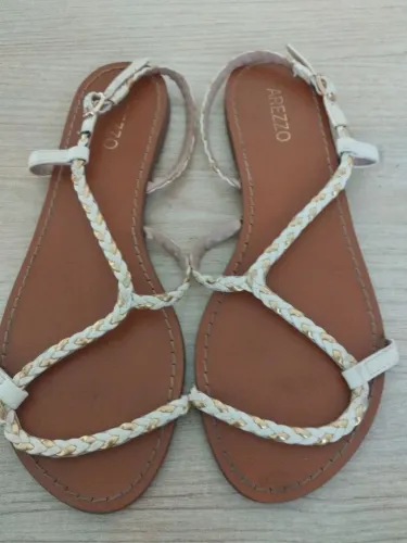 sandália rasteira off-white com tiras trançadas da marca Arezzo - tamanho 37 - nova