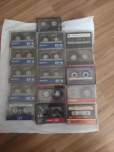 16 Fitas k7 Gravadas só uma vez com músicas  e conj anos 90.16 unidades.Valor 40 reais