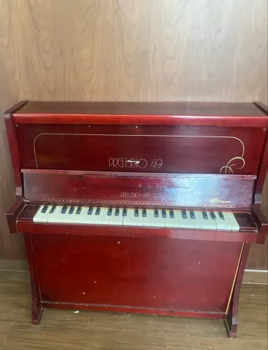 Piano infantil de madeira