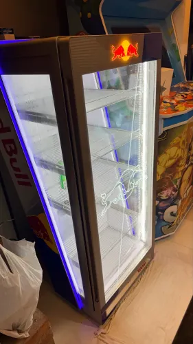 Geladeira cervejeira Redbull