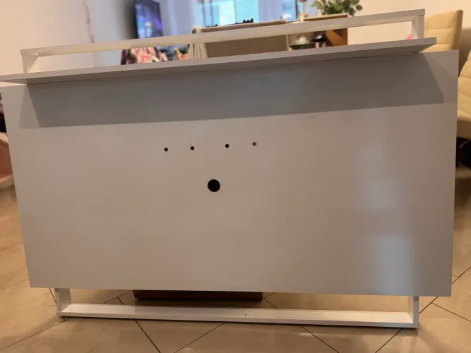 Painel de TV branco em MDF com prateleira