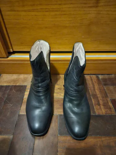 Bota de couro preta