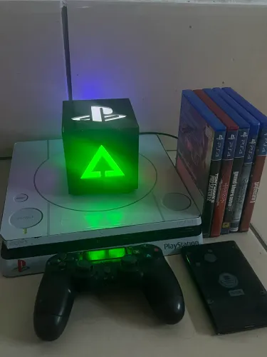 PS4 Slim Skin PS1 500GB + HD 500GB + Controle + Jogos e Luminária de Brinde