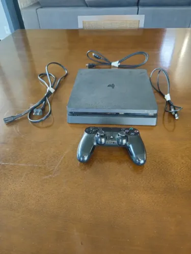 PlayStation 4 Slim único dono com 2 controles
