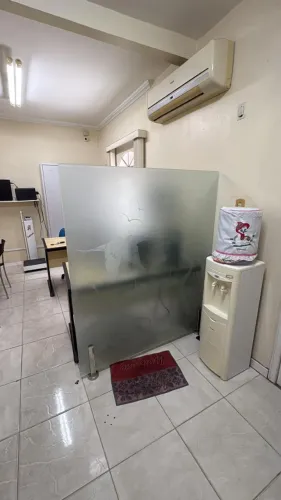 Divisória de vidro fumê ornamentado Peça única usada em bom estado