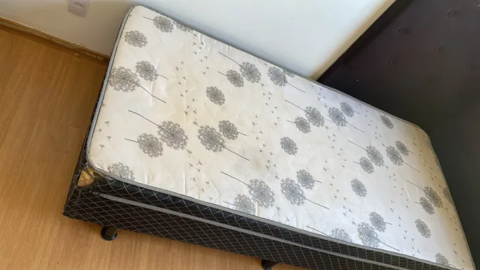 Base cama box com algumas avarias