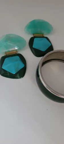 Brincos resina e bracelete aço inox esmaltado