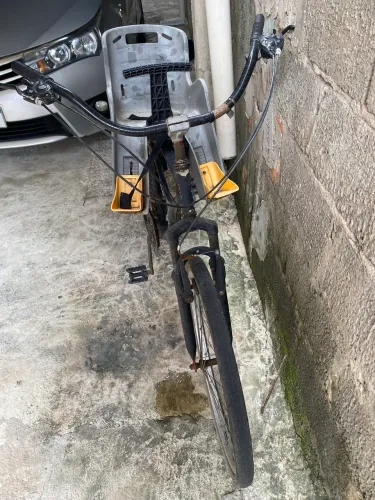Vendo bicicleta aro 26 com duas cadeirinhas 500 reias só busca 
