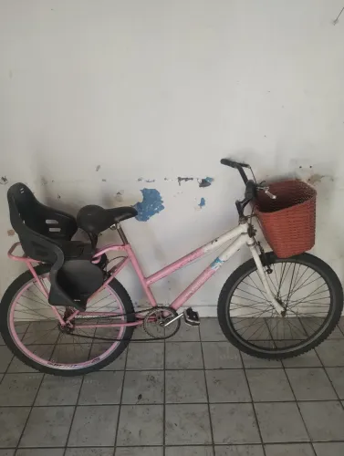 Vendo bicicleta com cadeirinha 