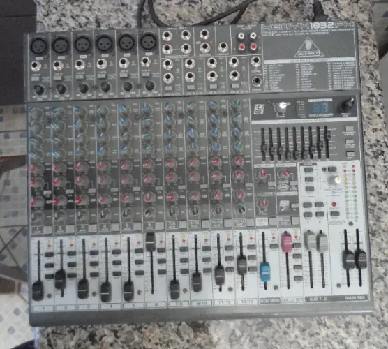 Mesa/ Mixer processor Behringer Xenyx 1832 FX. Perfeito funcionamento. Estudo troca.
