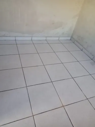 Aluga-se Casa Com entrada independente. 