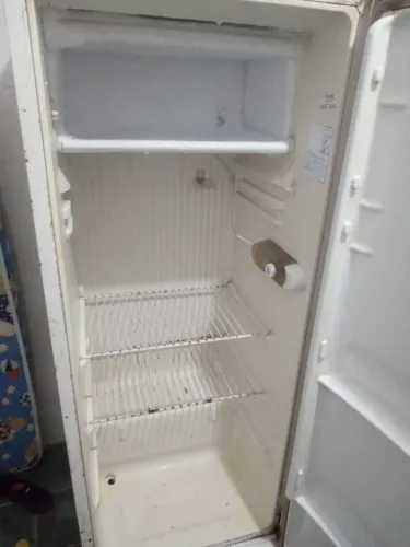 Vendo essa geladeira ou troco por televisão estado boa gela de+ preço bom