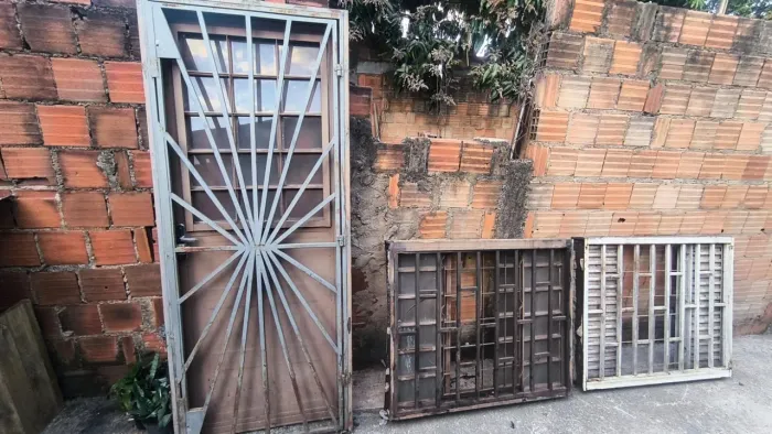 Porta e janela com grades