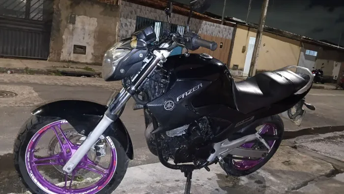 Fazer 250 ano 2011 modelo 2012 está atrasada mais abato no preço 11.800 o valor do atraso