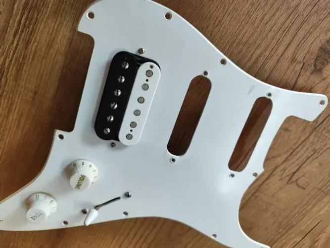 Escudo Strato com Humbucker Cabrera