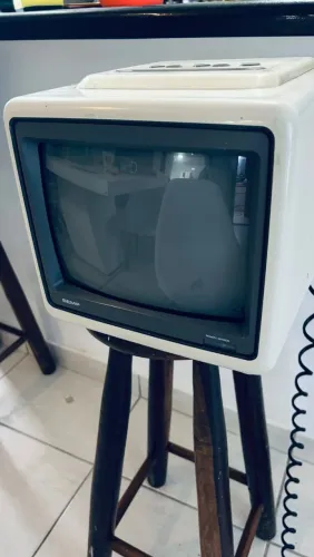 Tv Semp Toshiba 1022 de 10 polegadas antiga, da década de 80 funcionando.