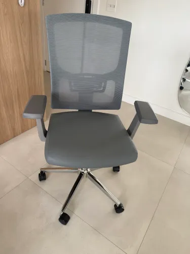 Cadeira De Escritório Giratória Ergonômica Tela Mesh Nr17 Cinza Couro Sintético