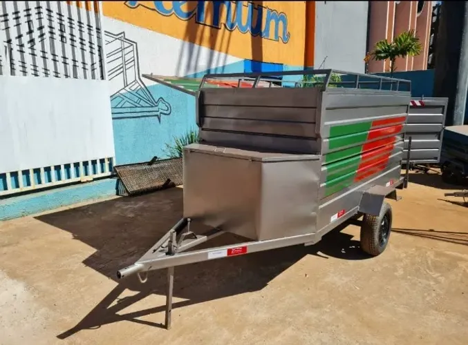 Carretinha baú fechado 2, 50 mt comprimento por 1,20 de largura por 1,20 de altura $ $8,70