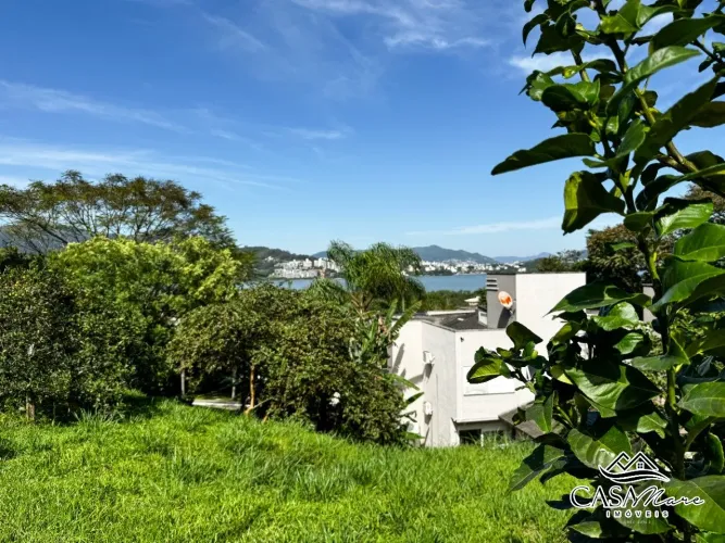 Terreno à venda em condomínio fechado com 700 m² no bairro Cacupé - Florianópolis/SC