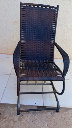 3 CADEIRAS DE FIO COM UMA MESINHA E UMA CADEIRA DE BALANÇO 